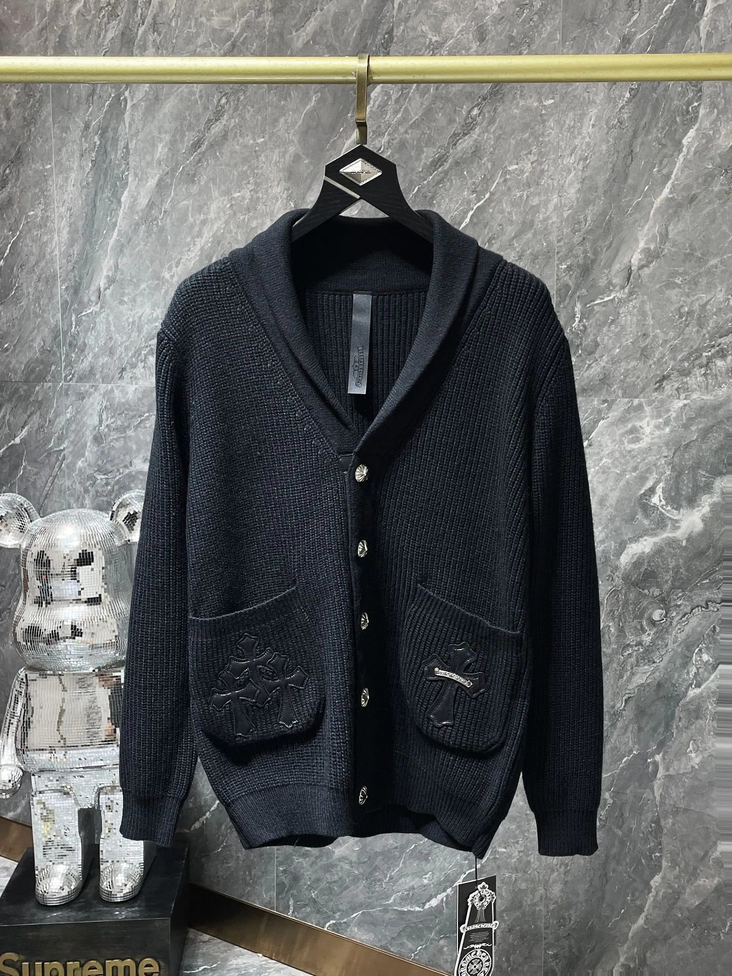 P296 Chrome Hearts sweater series Banana collar wool and leather silver button cardigan Single-breasted placket design All made of leather webbing Customized Chrome Hearts hardware buttons ➕ Leather logo embroidery on the chest Selected high-quality wool and 100% pure cotton knitted fabrics Not the ordinary version on the market! ! Recommended color: black Size: S, M, L, XL